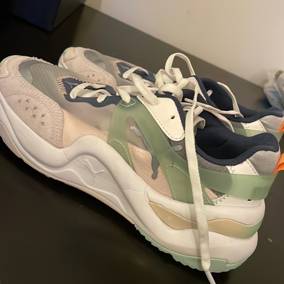 Woman’s puma sneakers size 6.5 - Picture 1 of 5